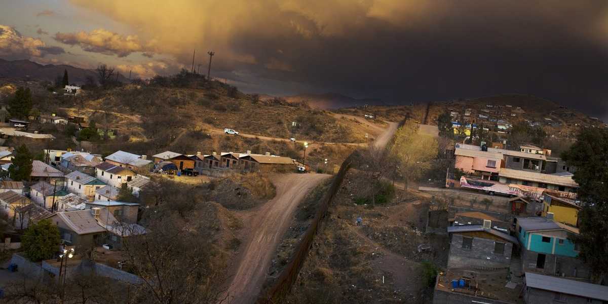 a-stunning-photo-of-the-border-between-nogales-usa-and-nogales-mexico